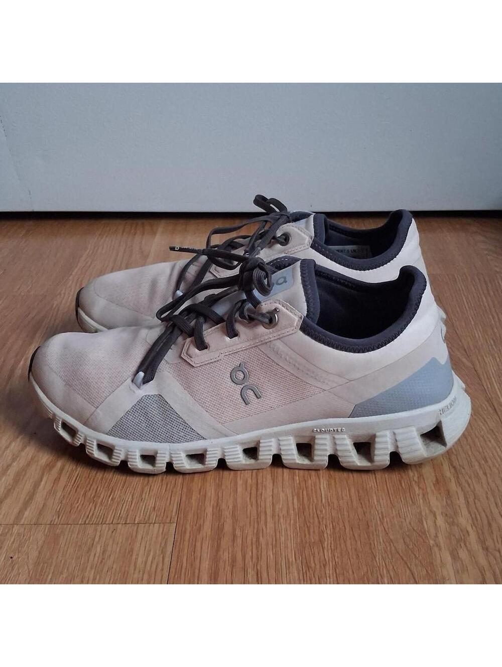 On Running Women's Grey and Pink Trainer